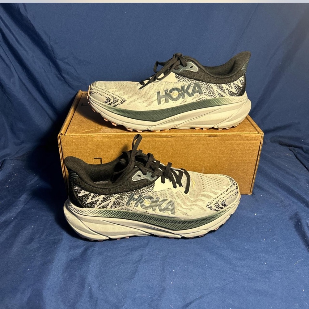 Hoka- Challenger ATR 7, grey black with a pink bottom, 8 women QS